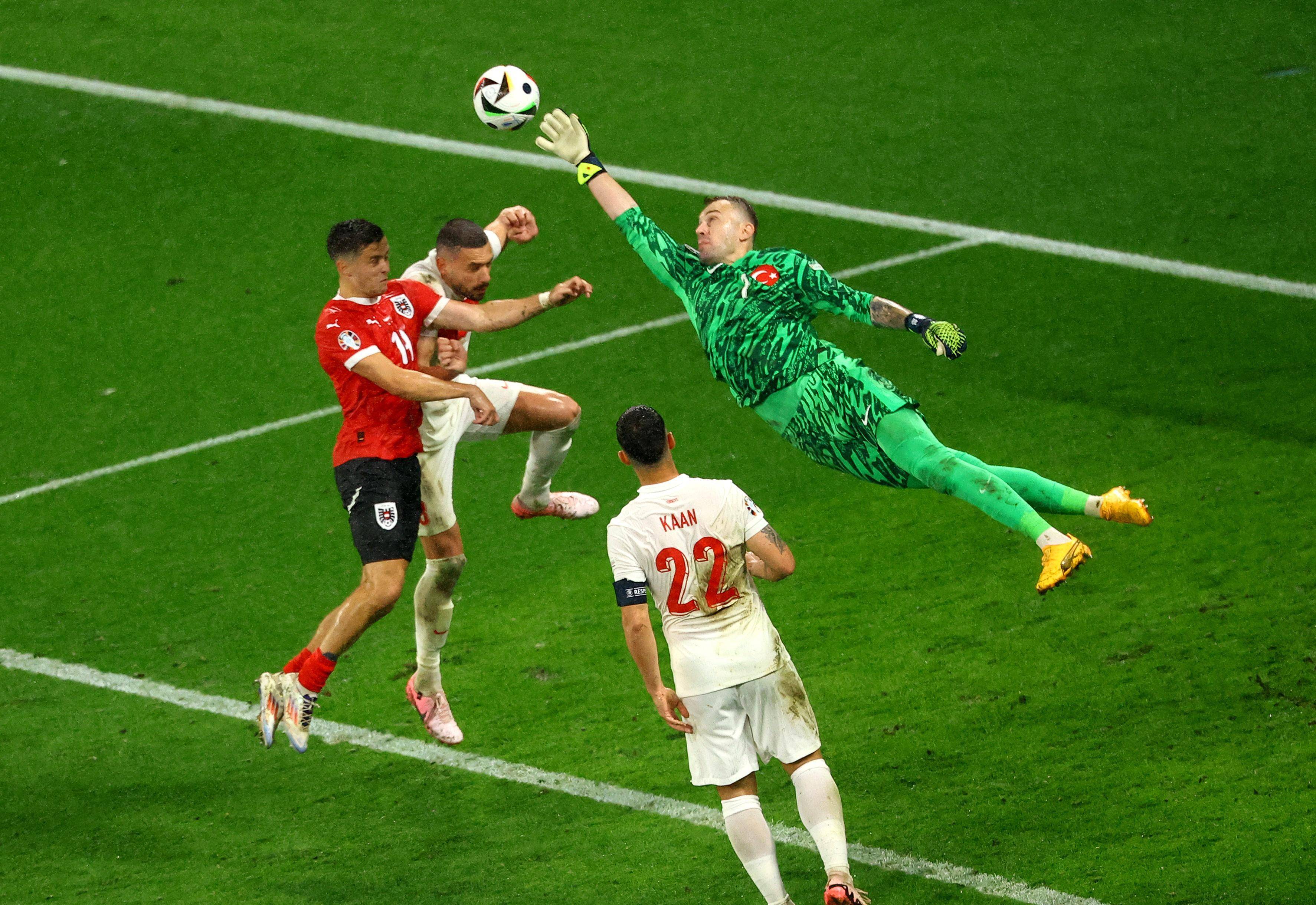 雷火电竞亚洲先驱-包含欧洲杯强强对决，激烈比赛即将上演的词条