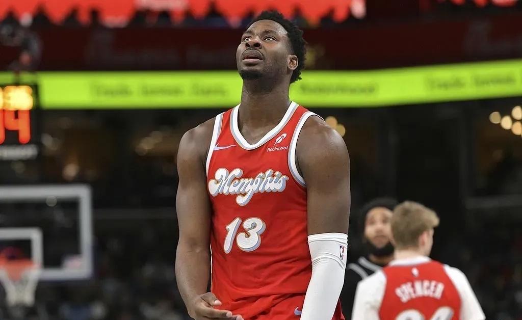 雷火电竞官网-灰熊队击败马刺队，主场取得开门红