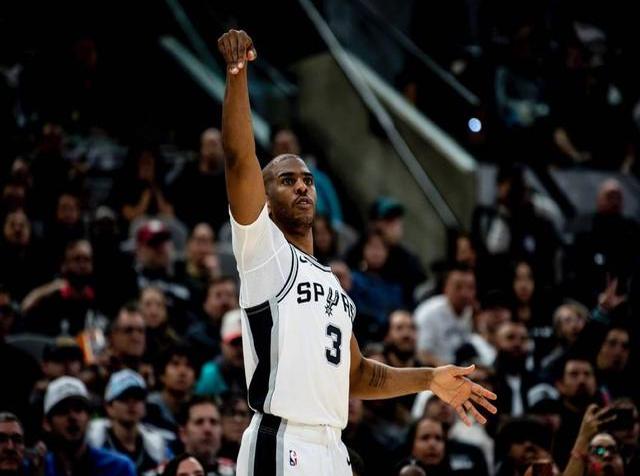 灰熊队击败马刺队，主场取得开门红