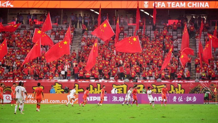 包含足球竞演场上上演精彩战役，球迷热情加油的词条