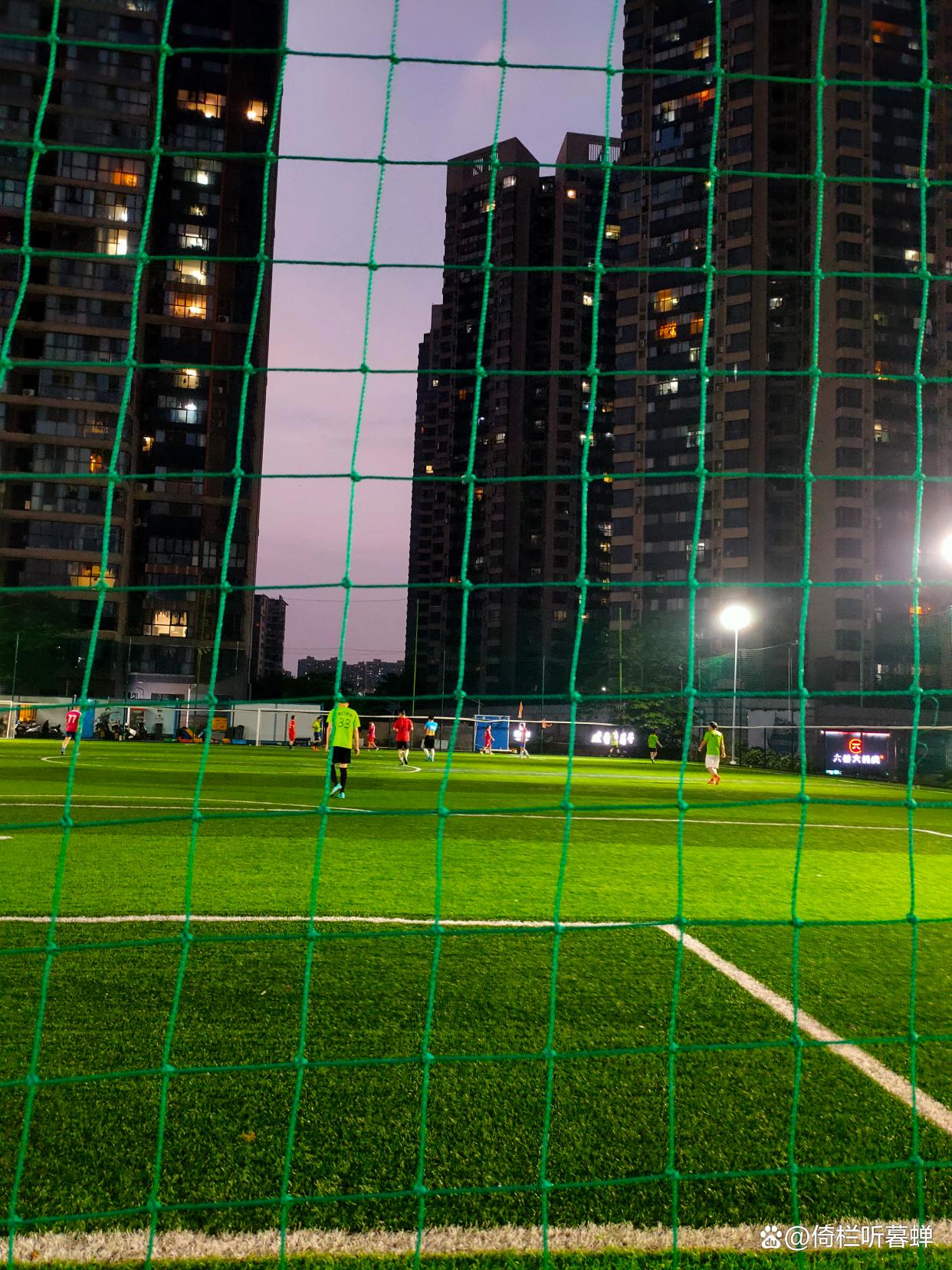 关于超级足球夜热闹进行，球场气氛火爆的信息