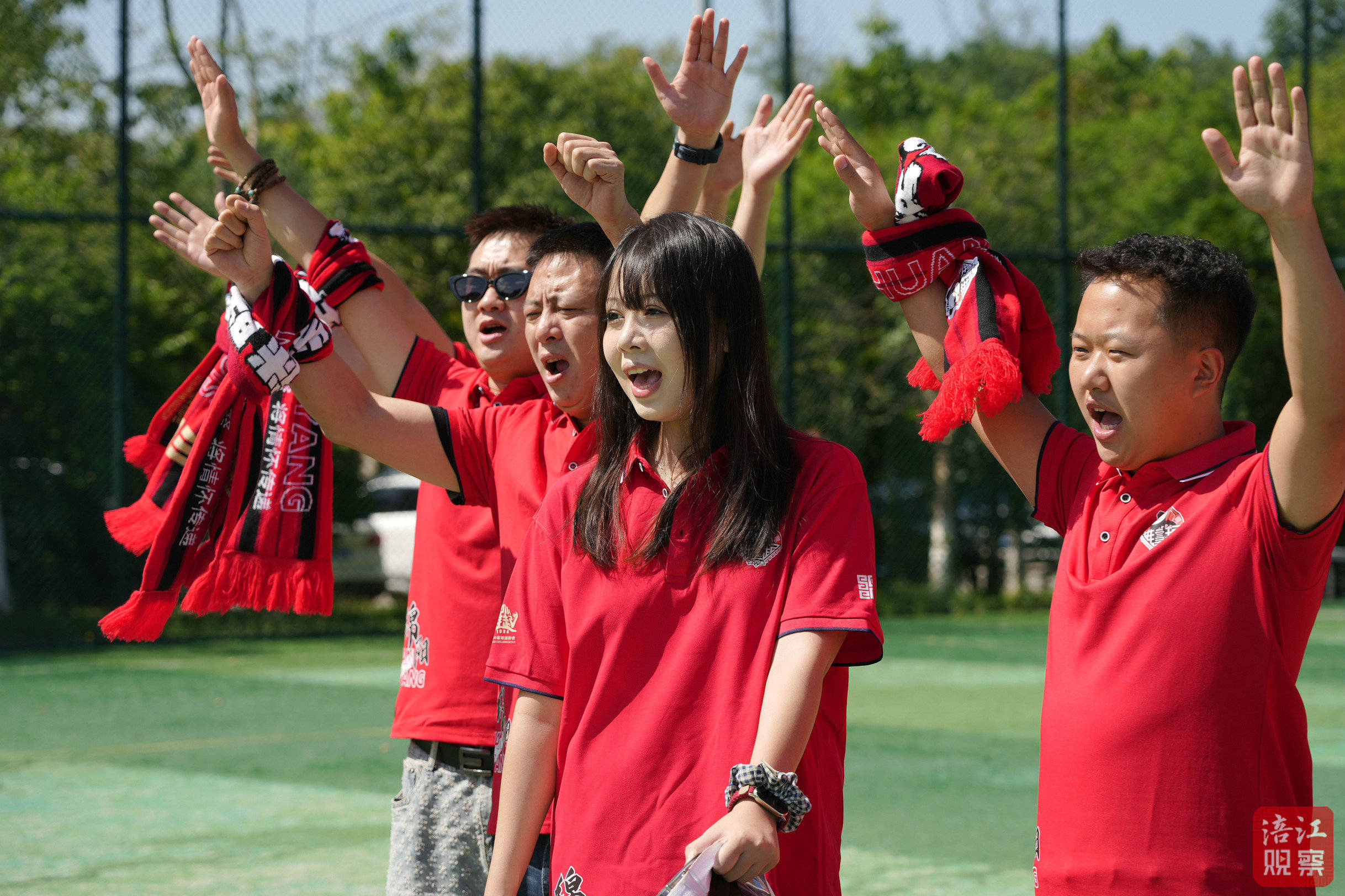 比赛节奏迅猛，球员们斗志昂扬