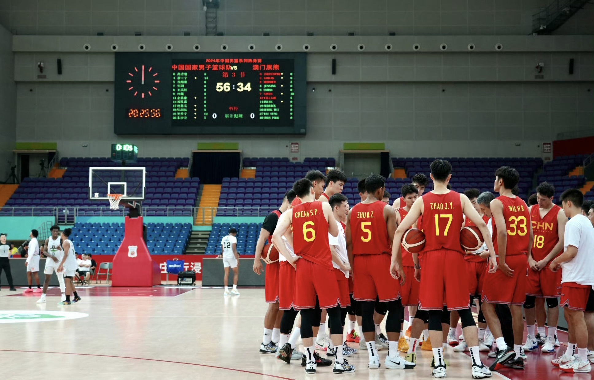 篮球赛场上球员团队合作引人注目