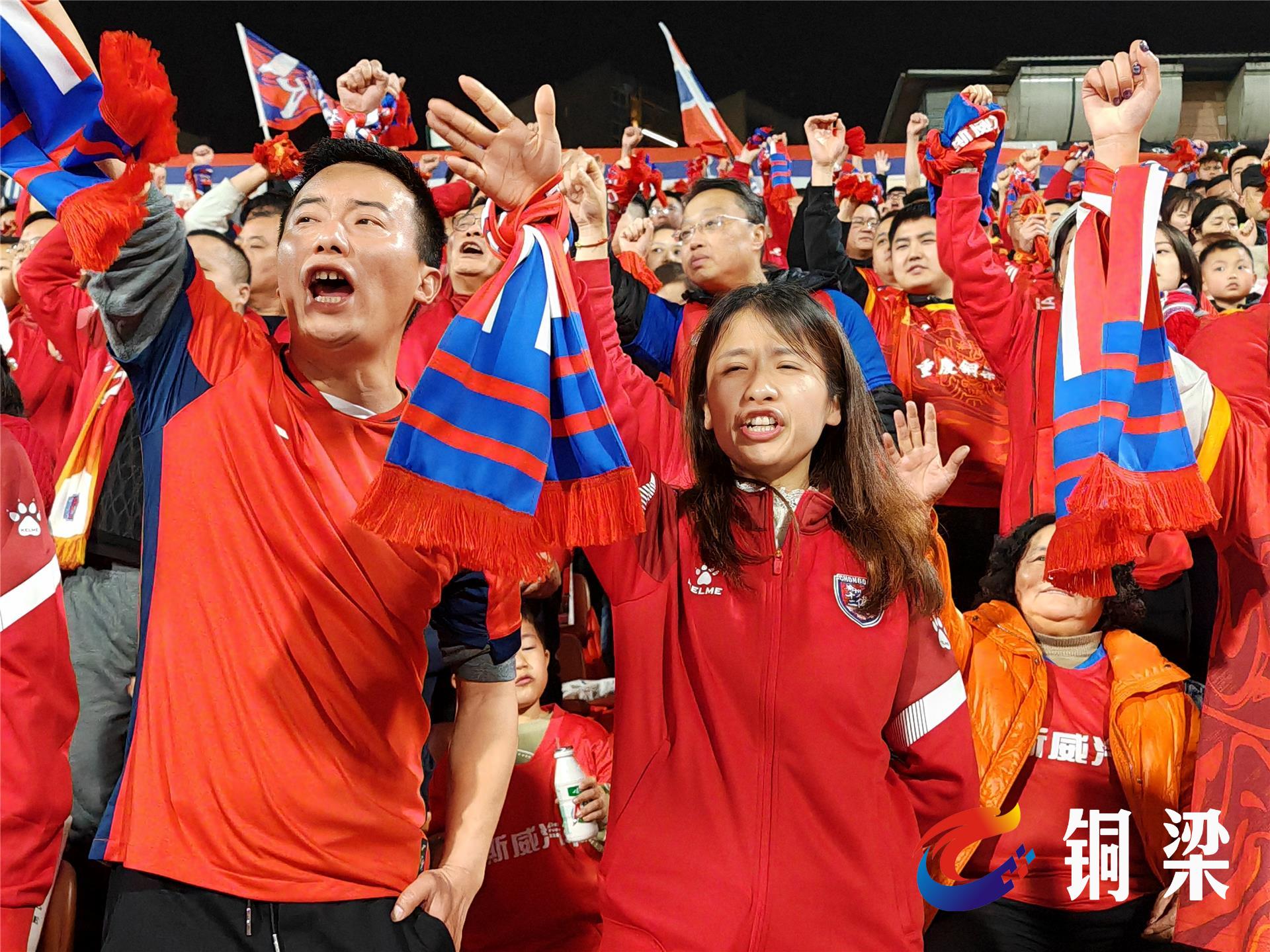 雷火电竞充值-现场球迷热情高涨，气氛十分火爆
