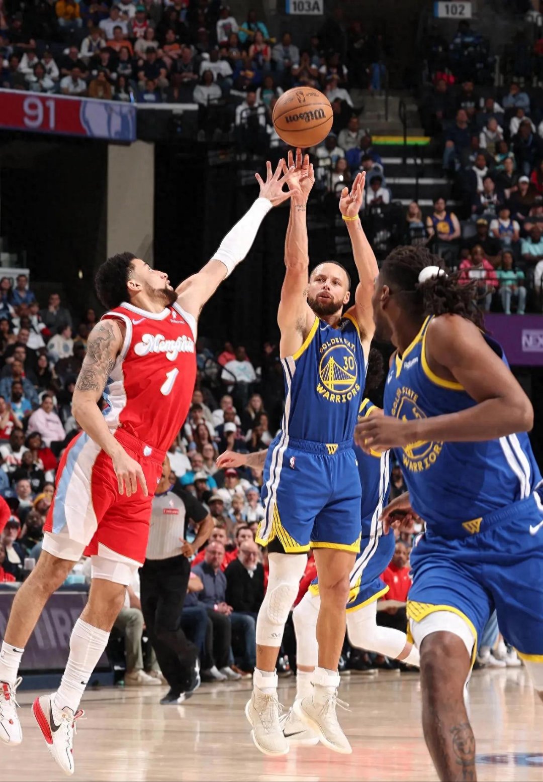 公牛绝杀勇士，布克点燃赛场的简单介绍