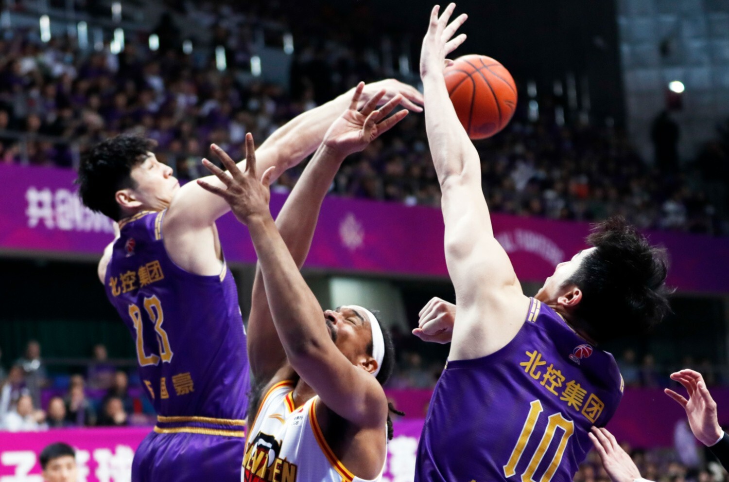 雷火电竞网站-福建队轻取北京队，库里统治全场