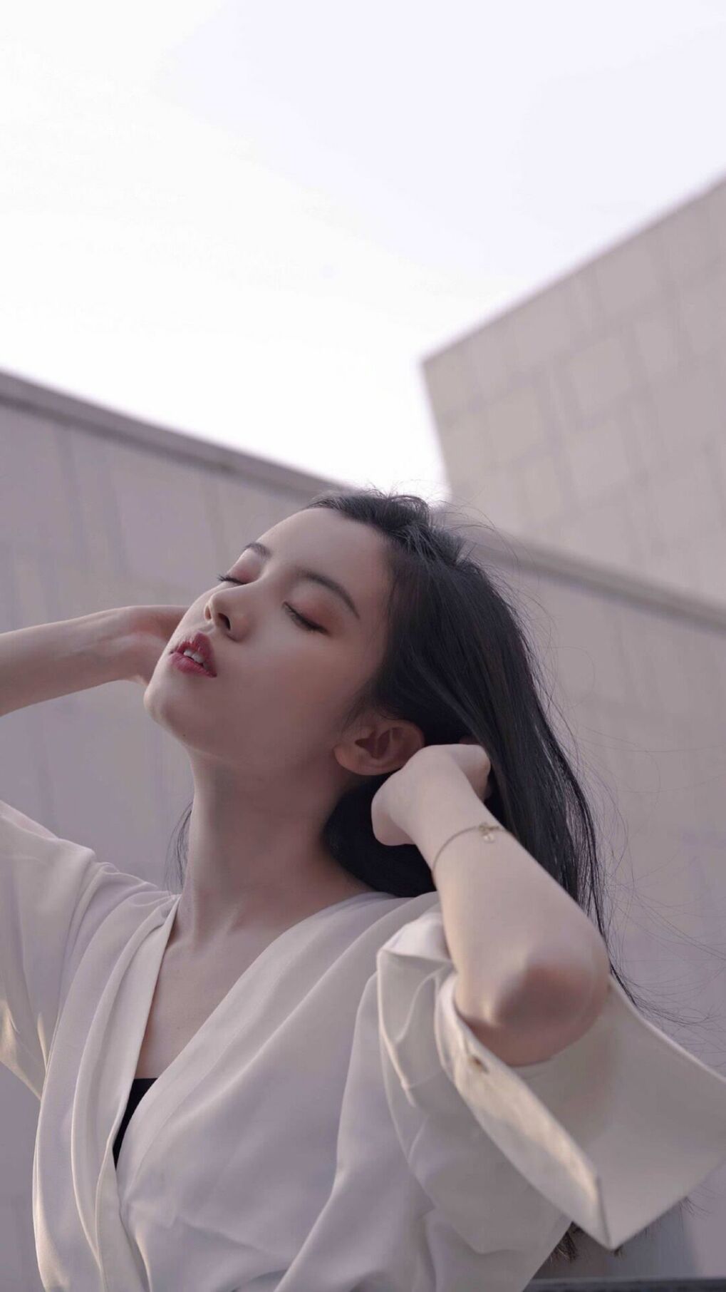 速度与绿茵的双重奏，F1揭幕战焦点战火燃起，摩洛哥踏平厄瓜多尔震撼足坛